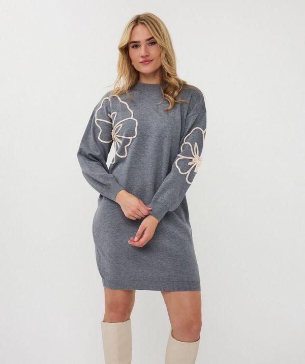 Vestido en punto gris con bordado