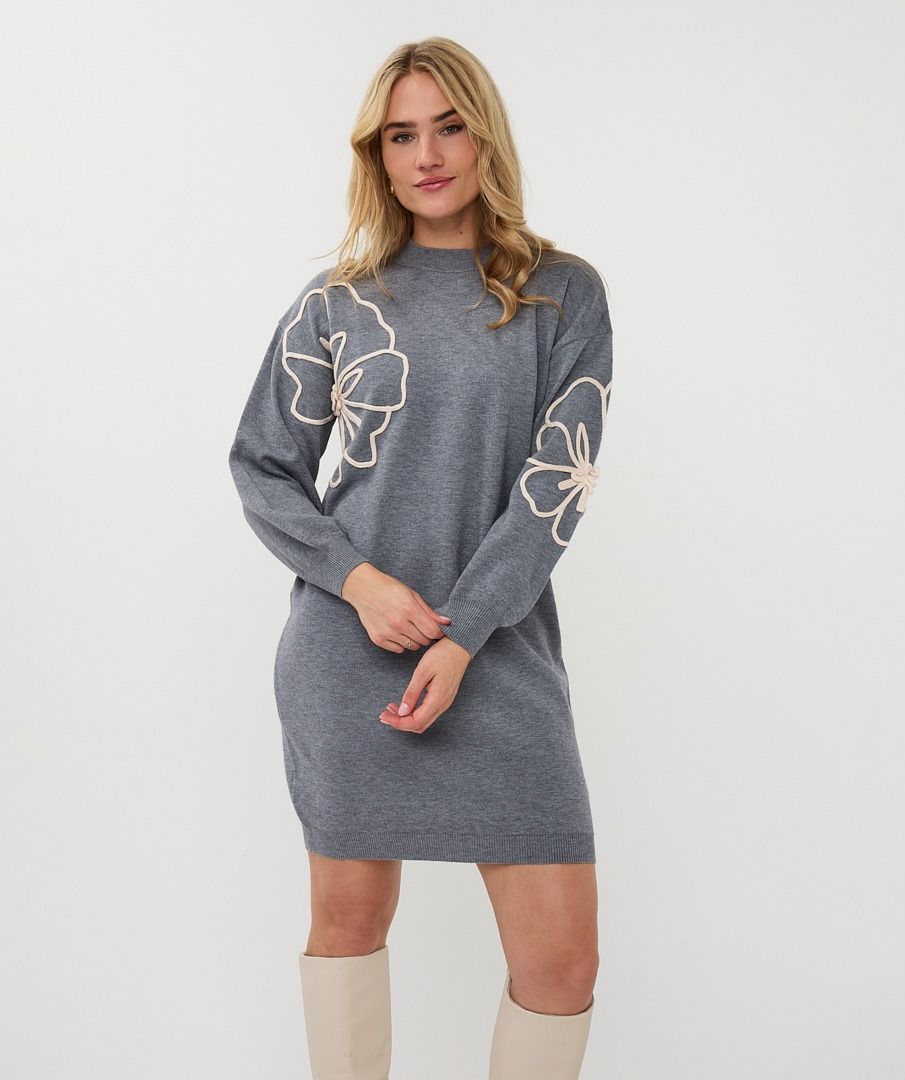Vestido en punto gris con bordado